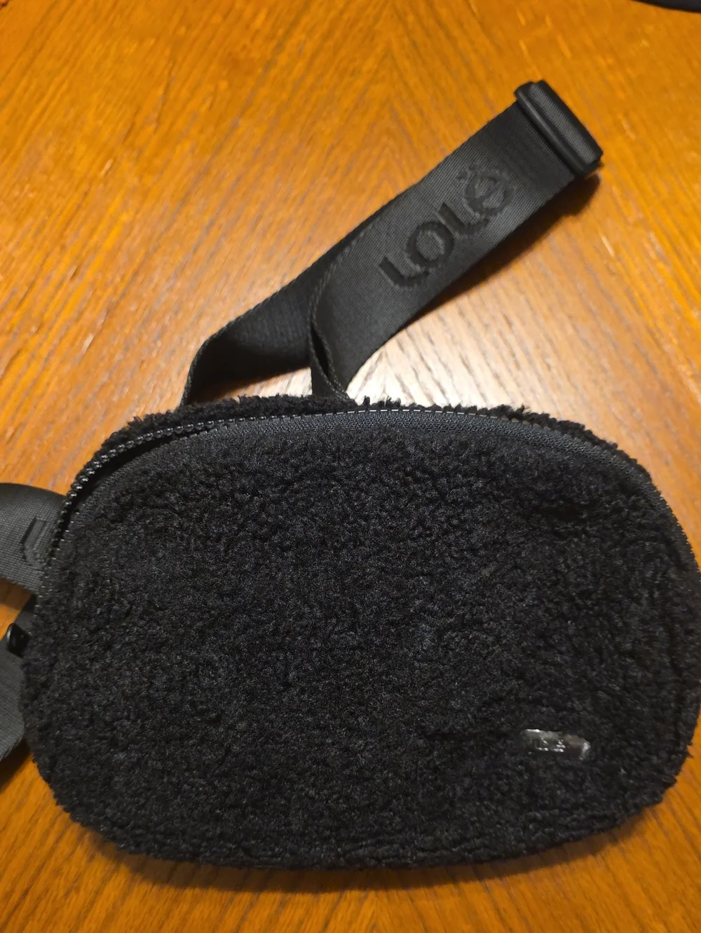 Lolë Black Sherpa Fleece Belt Bag Fanny Pack Adjustable Logo Strap EUC